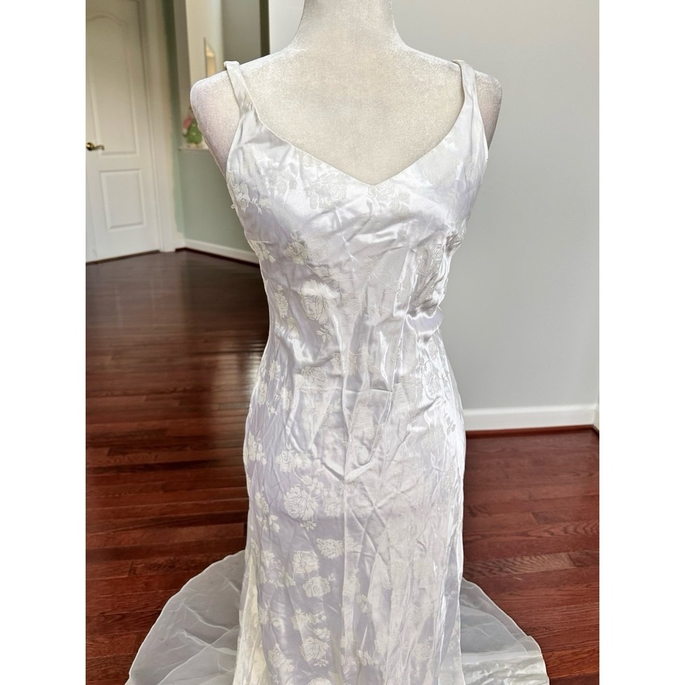 ZUM ZUM by Niki Livas White Embossed Romantic Floral Rose Plunge Gown Dress - Picture 6 of 12